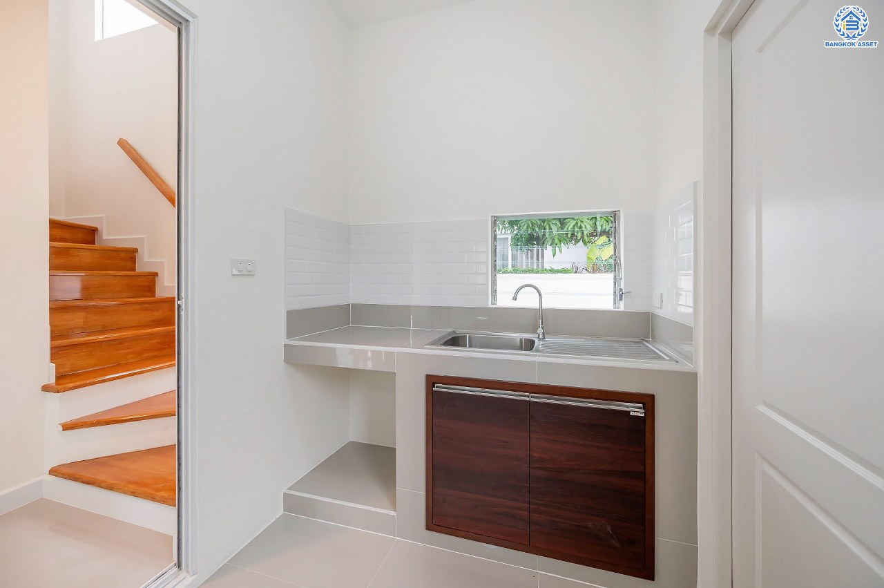 บ้านมือสองตกแต่งใหม่ โครงการ พฤกษ์ลดา2 บางใหญ่ เนื้อที่ 55 ตร.ว. ฟังก์ชัน 4 ห้องนอน 2 ห้องน้ำ 1 ที่จอดรถ บนทำเลดี เชื่อมต่อหลายเส้นทาง ใกล้รถไฟฟ้าสายสีม่วง "สถานีคลองบางไผ่" จุดขึ้นทางด่วน "กาญจนาภิเษก" และห้างสรรพสินค้าเซ็นทรัลเวสต์เกต